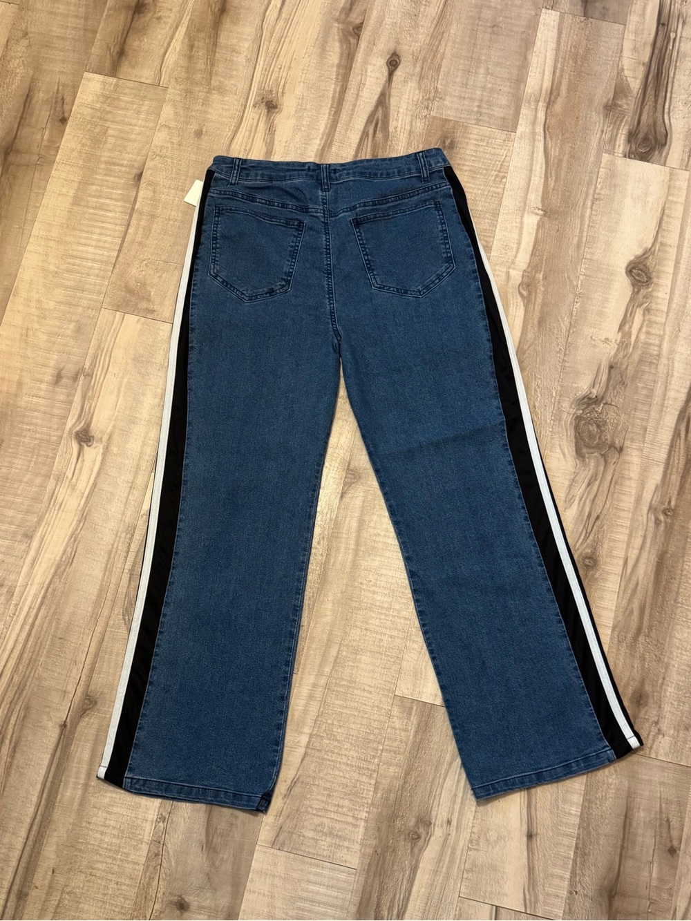 Women’s High Rise Side Contrast Straight Fit Jeans - Picture 5 of 6